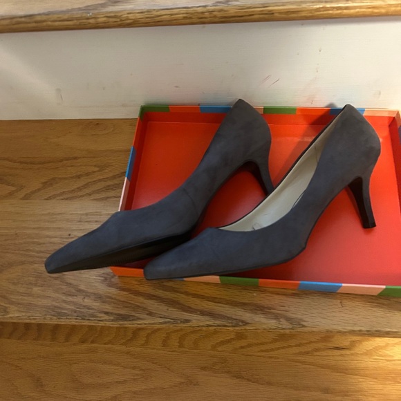 Nine West size 9.5 medium/dark grey pump - Picture 4 of 5